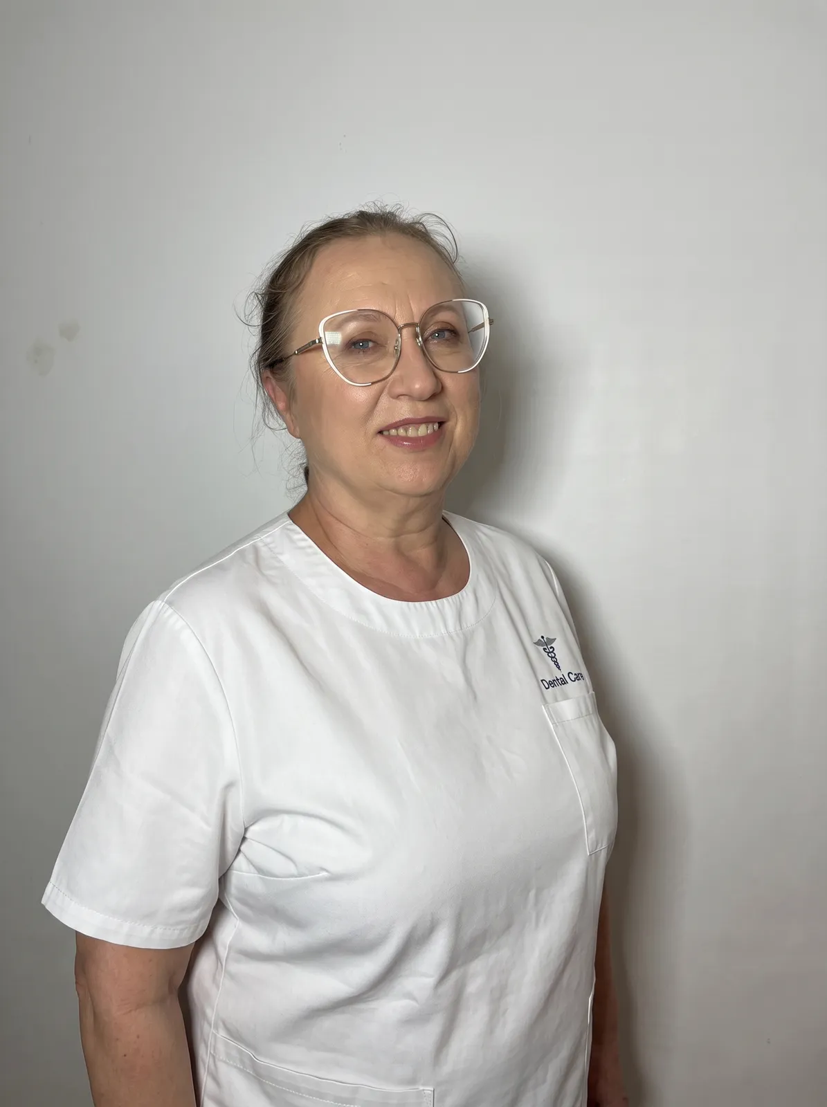 Lek. stomatolog Ewa Tołpa w białym fartuchu