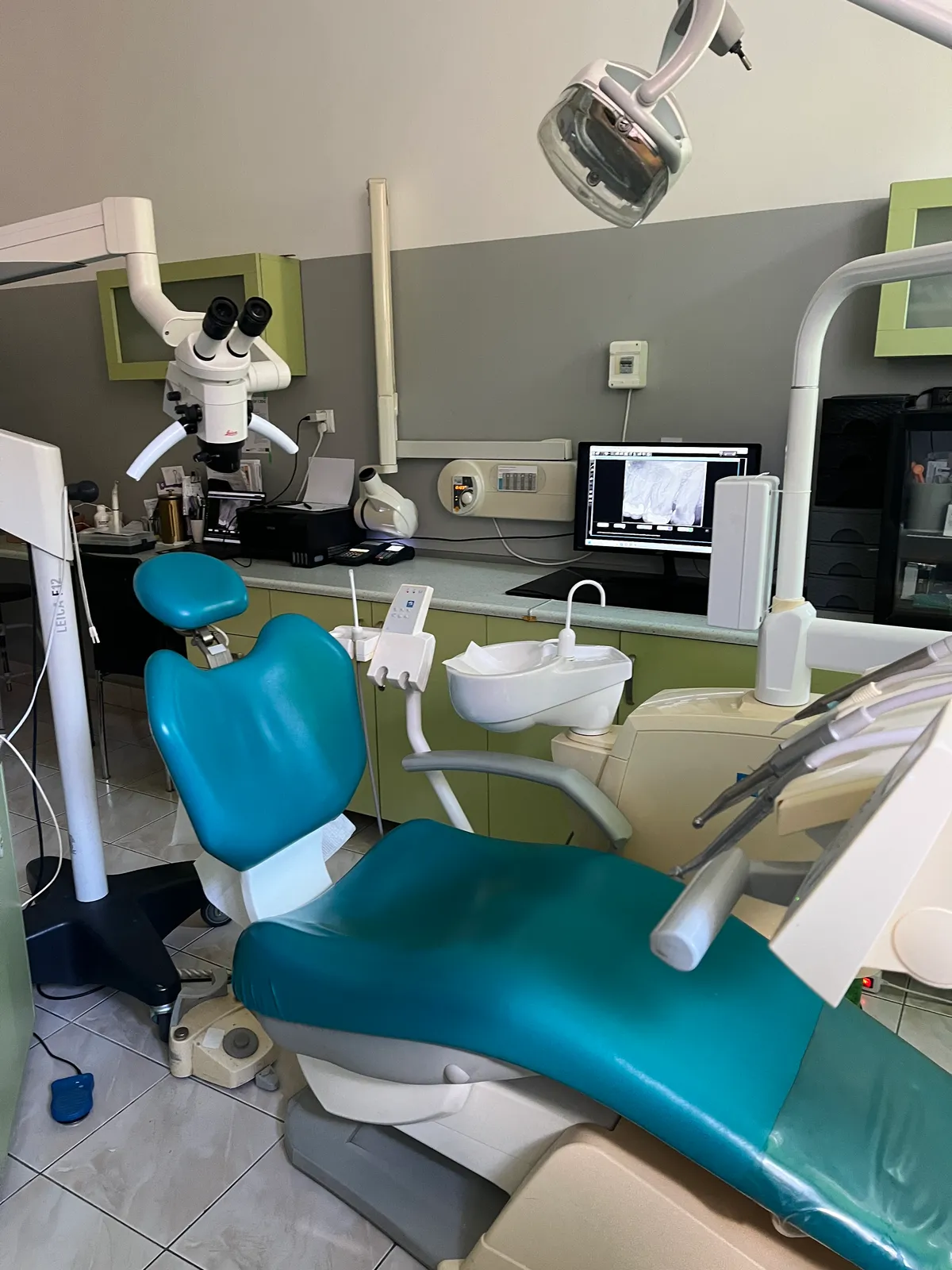 Fotel stomatologiczny, unit i mikroskop zabiegowy w gabinecie