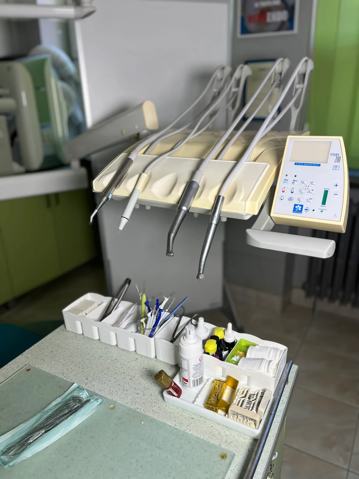 Unit stomatologiczny z końcówkami i wyłożone, przygotowane narzędzia